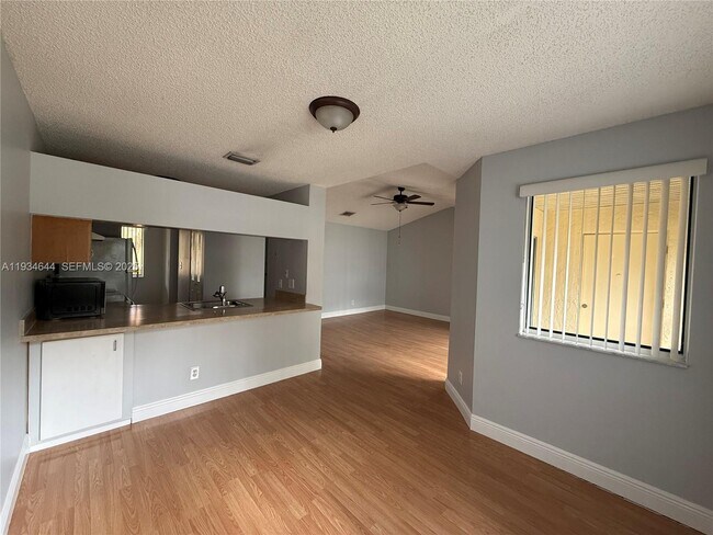 Building Photo - 931 Coral Club Dr