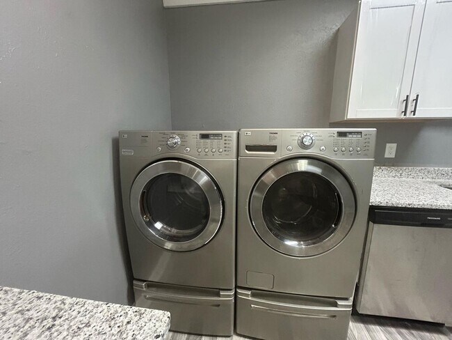 Foto del edificio - Charming 2BR Townhome in Union City