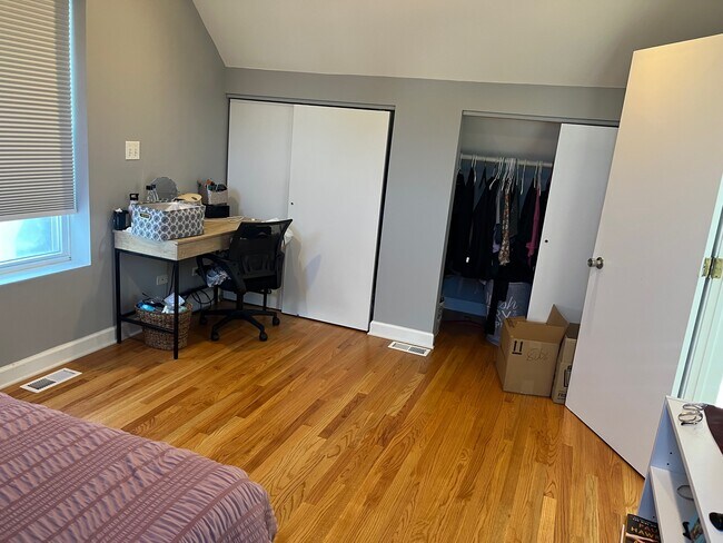 Large Closets - 2128 W Dickens Ave