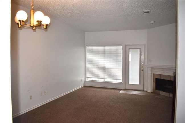 Building Photo - 3550 Country Square Dr