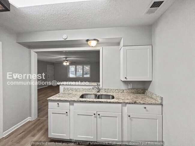 Foto del edificio - Limited Time Special Offer! / 3 Bed/2 Bath Home with Fenced Yard / Pet-Friendly