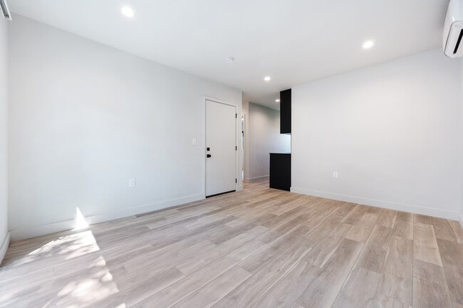 Foto del edificio - 215-225 Lucas Ave