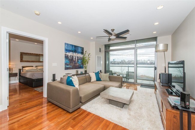 Foto del edificio - 8125 River Rd