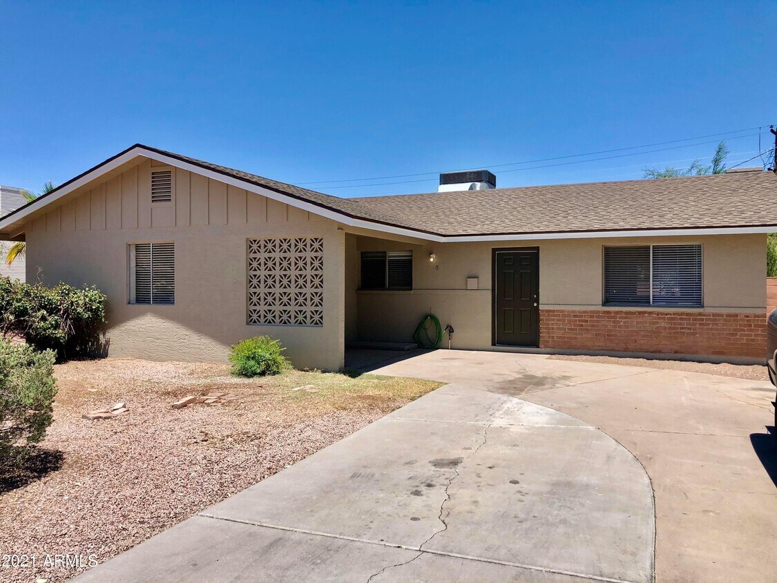 Primary Photo - 1120 E Bishop Dr