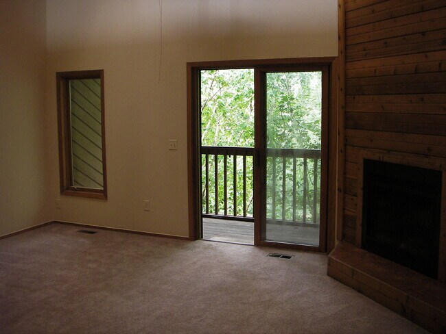 Building Photo - FALL PRE-LEASING! Four Bedroom Townhouse I...