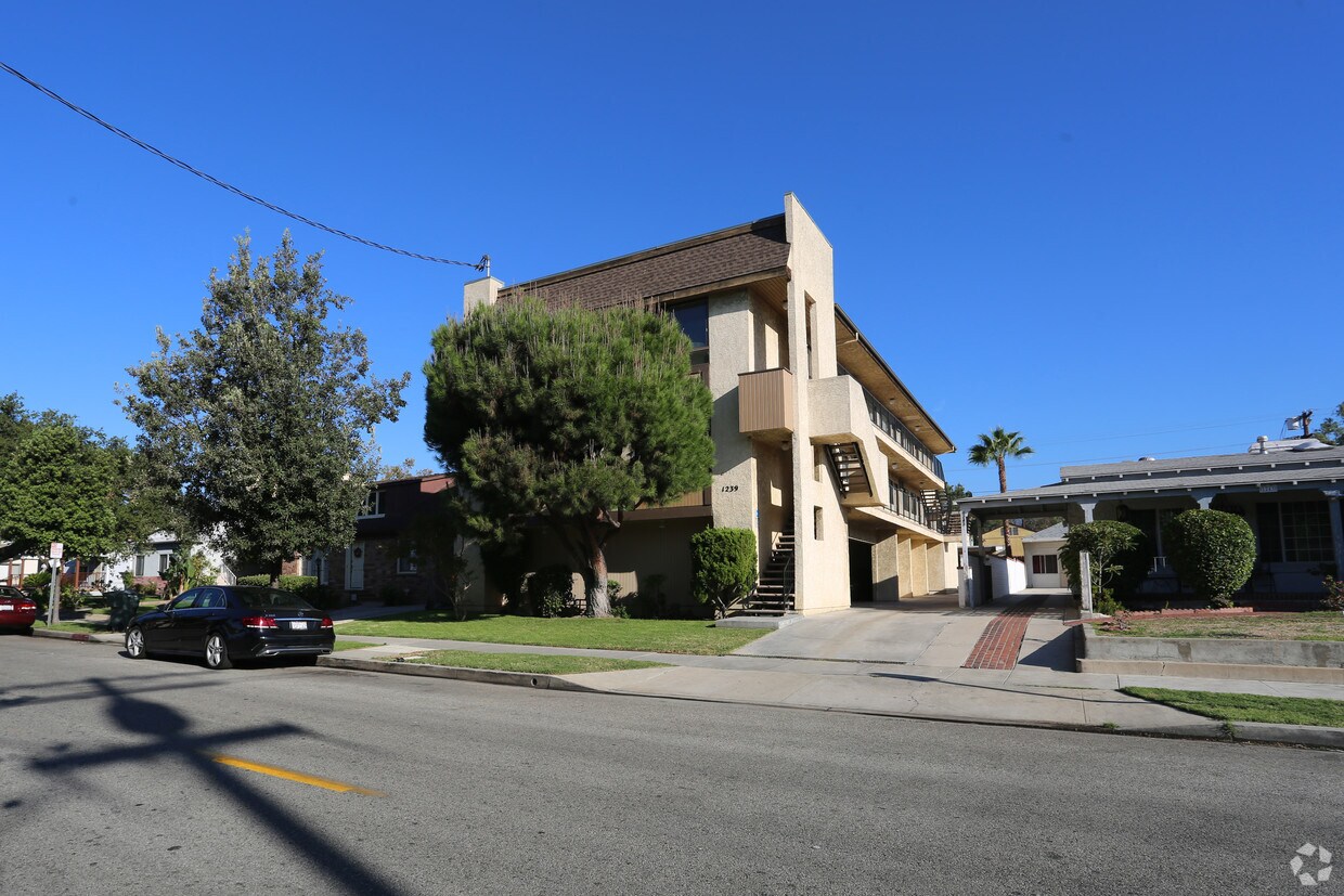 Foto principal - 1239 E Lexington Dr