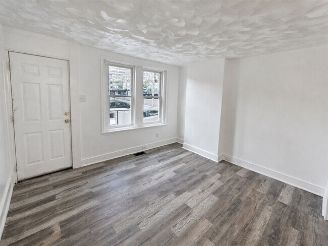 Foto del edificio - 317 E 13th St
