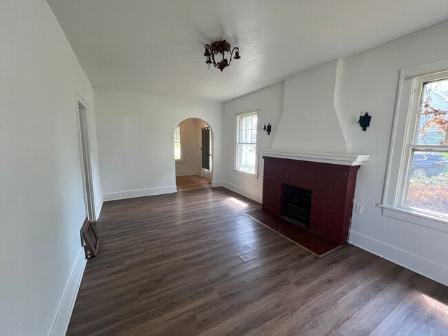Building Photo - One bedroom in Alton