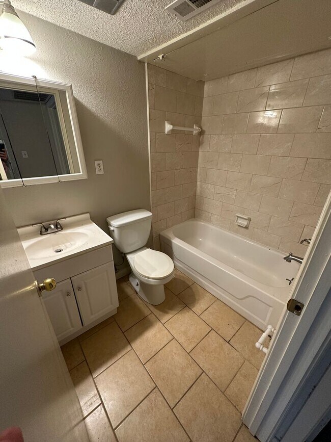 Building Photo - 1BD/1BA Condo located on the Germantown/Me...