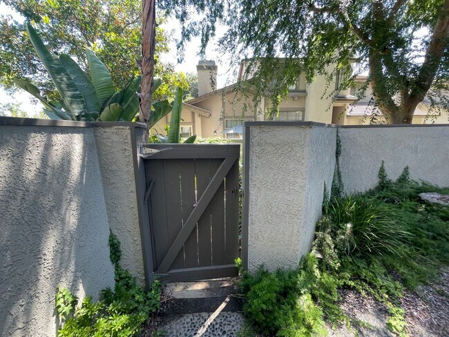 Foto del edificio - Highly Sought After Location in Turtle Roc...
