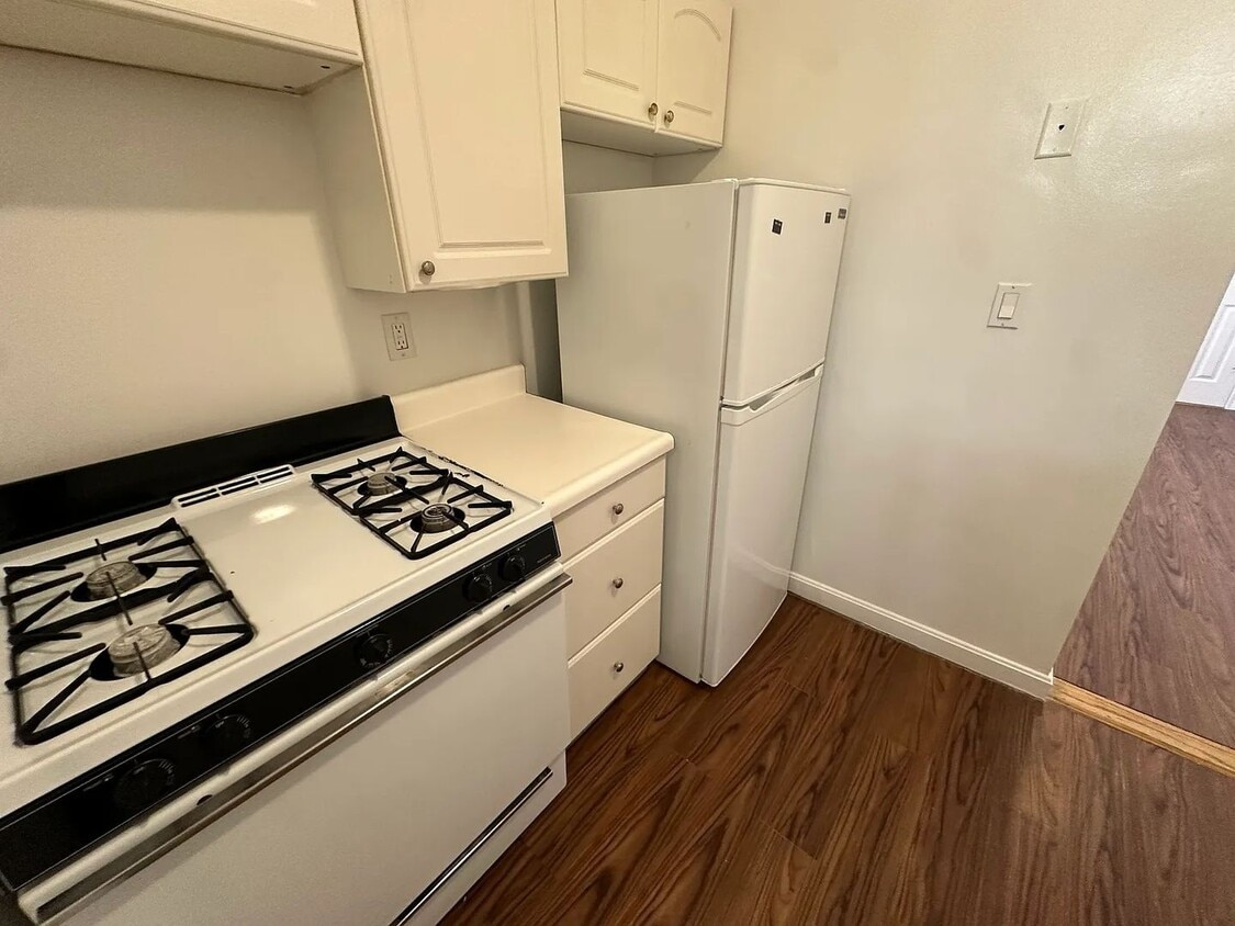 No brokers Fee, No Security Deposit, Heat,... - No brokers Fee, No Security Deposit, Heat,...