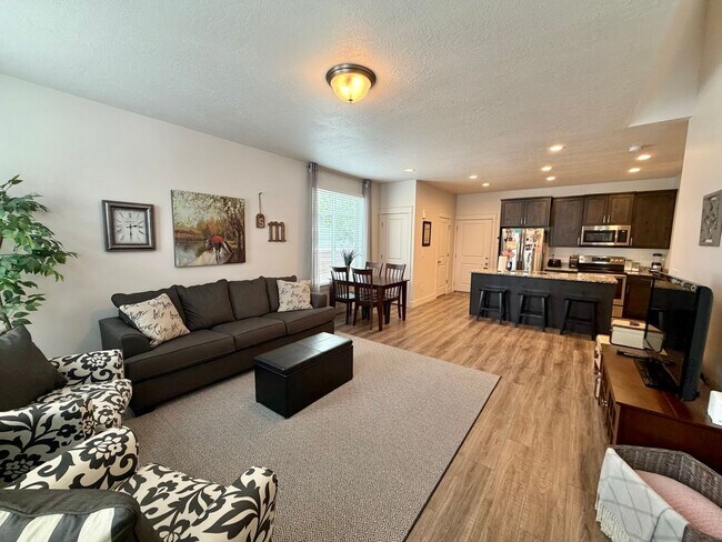 Foto del edificio - Gorgeous Like-New Townhome