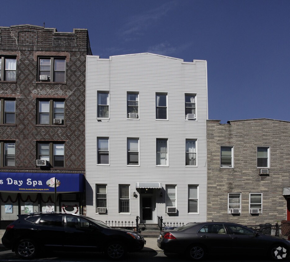 Building Photo - 327 Manhattan Ave