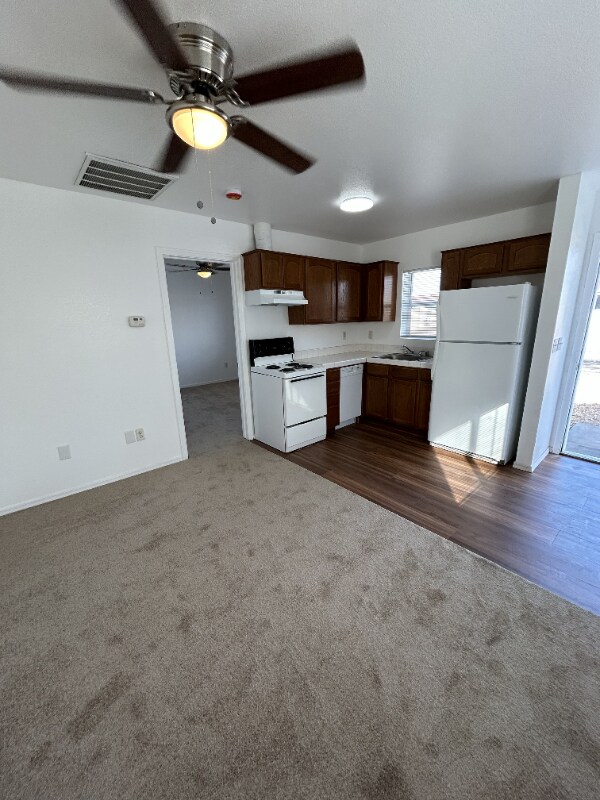 Foto del edificio - 1584 E Courtney Pl