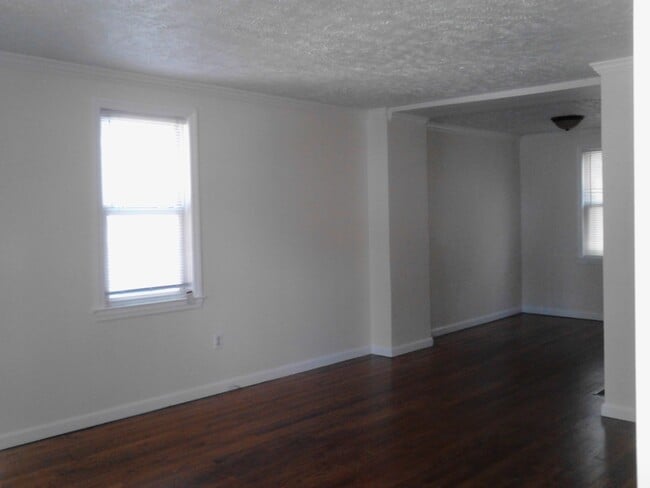 Building Photo - Cozy 2 Bedroom Semi-Attached Home on Quiet...