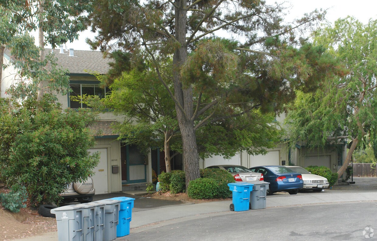 Building Photo - 10249 Oasis Ct