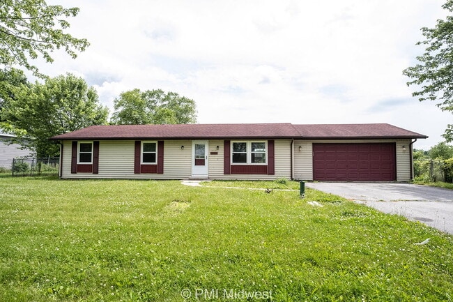 Foto del edificio - "Charming 3-Bed, 2-Bath Home in Noblesvill...