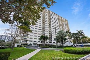 Building Photo - 3200 Port Royale Dr N