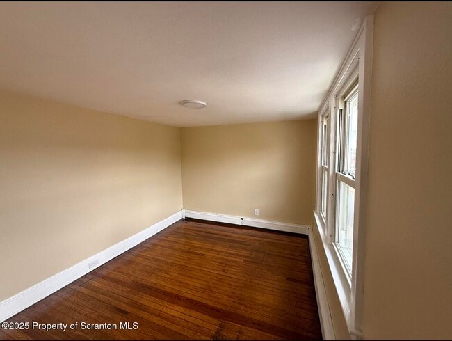 Foto del edificio - 128 S Main St