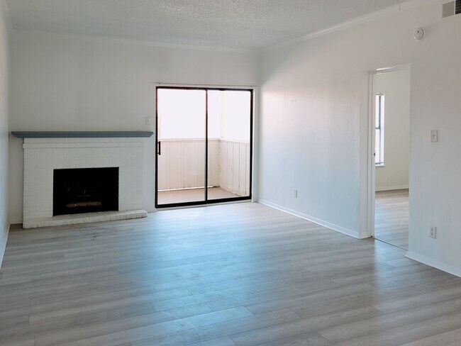 Foto del edificio - LUXURY LARGE UNIT IN EAST CLOVIS ALL NEW INTERIOR