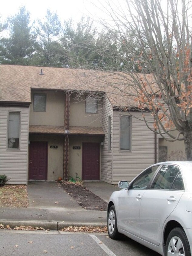 3 Bedroom 2.5 Bath Townhouse - 3 Bedroom 2.5 Bath Townhouse