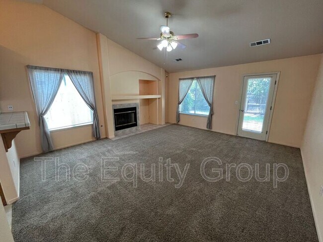Foto del edificio - 3418 E Sycamore Ave