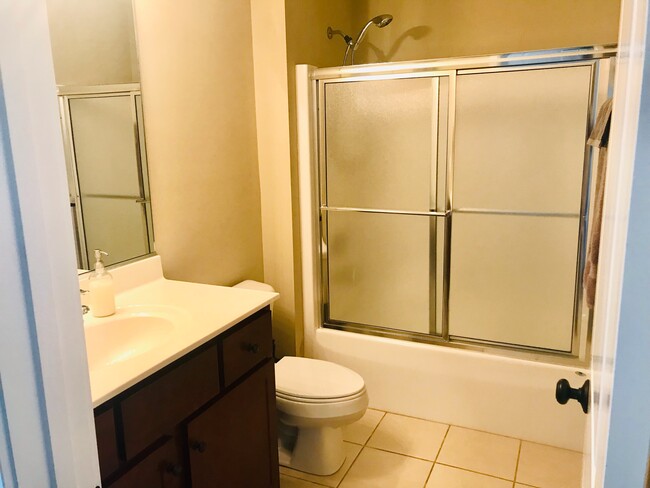 single sink/tub/shower - 1678 Raven Dr