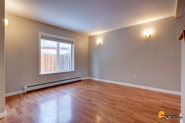 Building Photo - Amberwood Park: Homey Townhouse with Fence...