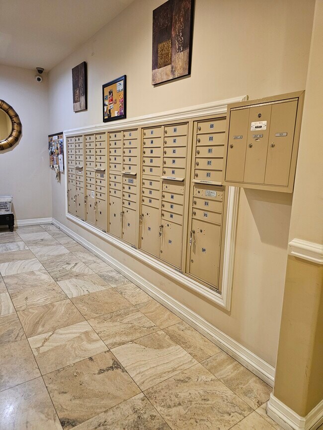 Sala de correo - 3750 Santa Rosalia Dr