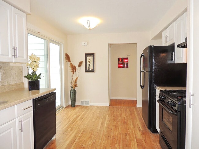 Building Photo - 3 Bed - 2 Full Bath Cape Cod for Rent in Euclid!