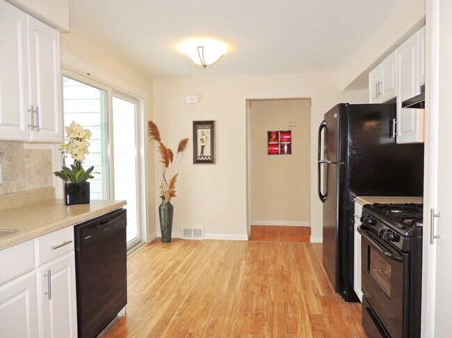 Foto del edificio - 3 Bed - 2 Full Bath Cape Cod for Rent in Euclid!