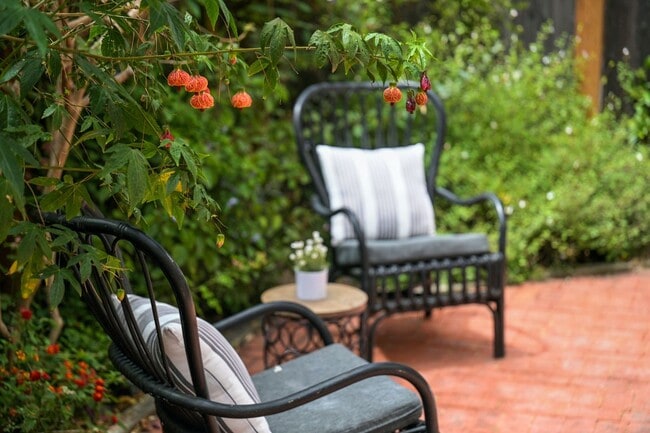 Building Photo - Bright & Spacious Townhouse in Gated Commu...