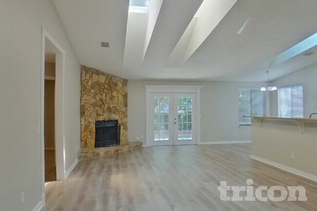 Foto del edificio - 12124 Roundham Ln N