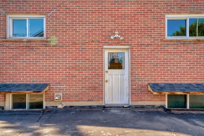 Building Photo - 3 -19 Baker Street Now Available For Rent!