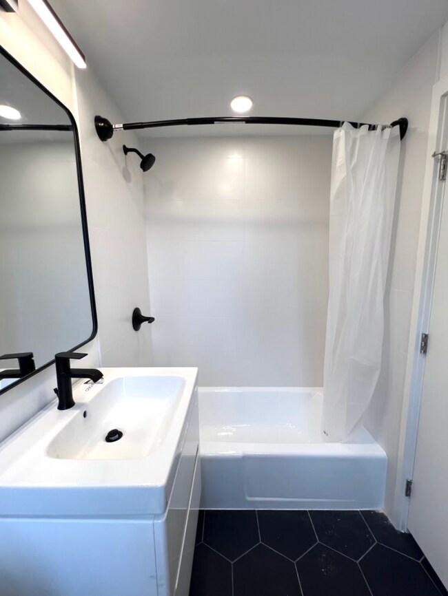 Foto del edificio - 12 Parker Hill Ave