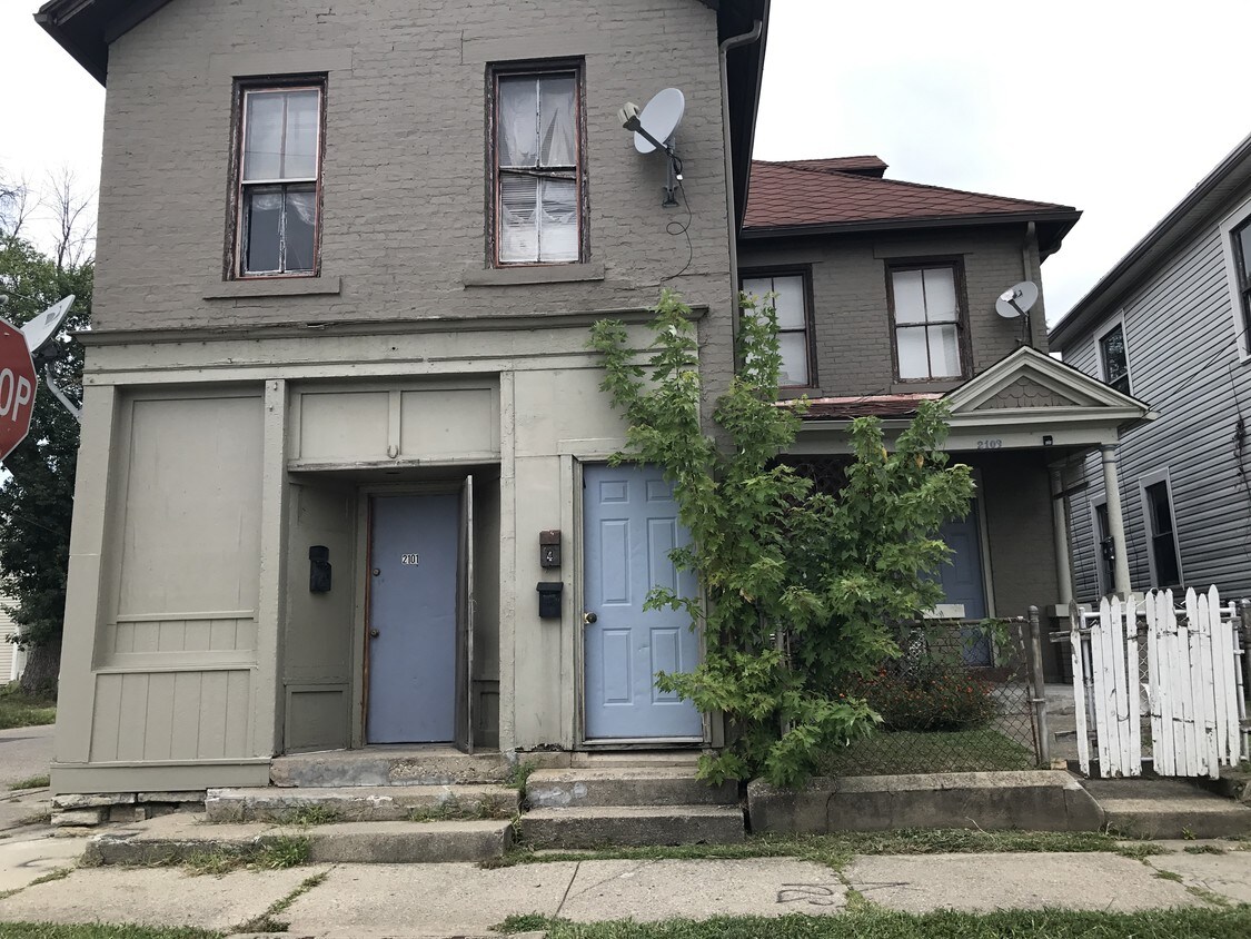 Primary Photo - 2101 E 4th St