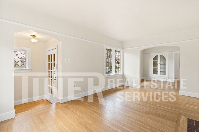 Building Photo - East Sac 1920's 2 Bedroom Charmer
