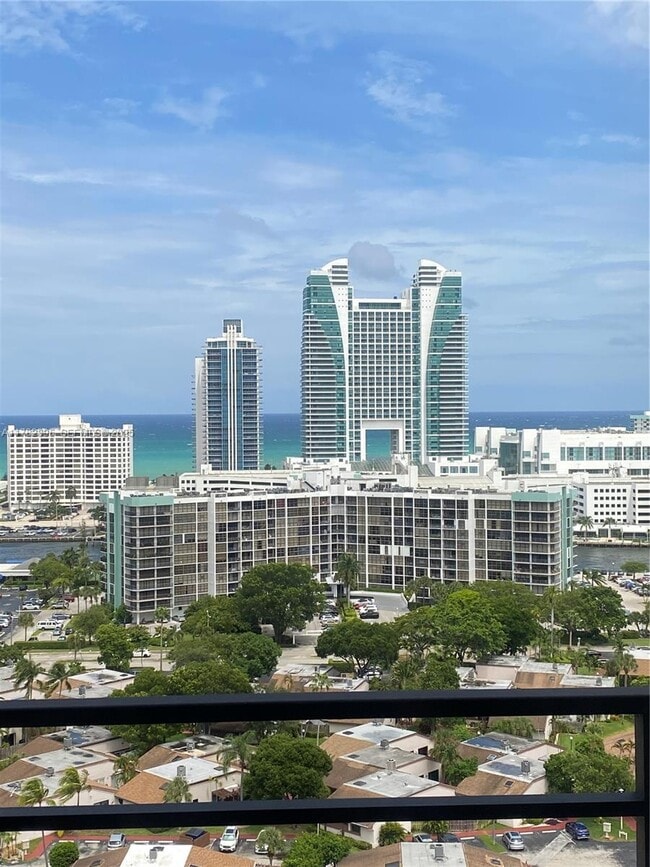 Building Photo - 2500 Parkview Dr