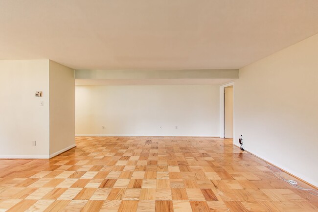 Building Photo - Spacious Parkside Condo with All Utilities...