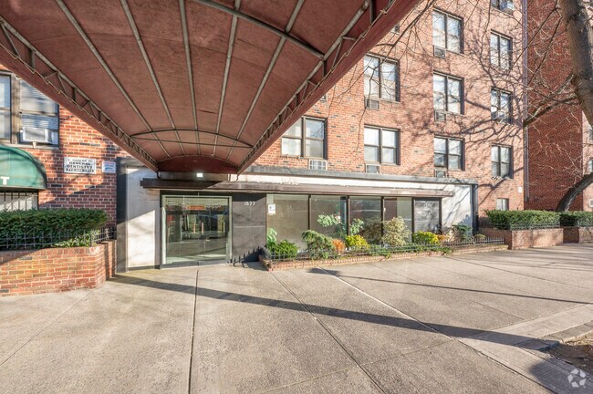 Entrada del edificio - 1577 E 17th St
