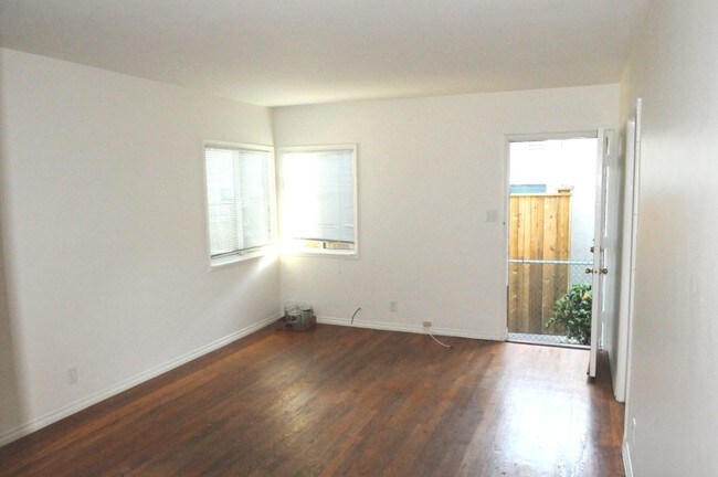 Sala de estar - Frente a la entrada - 2444 Oak St