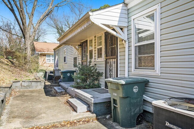 Building Photo - 3211 Pinewood Ave