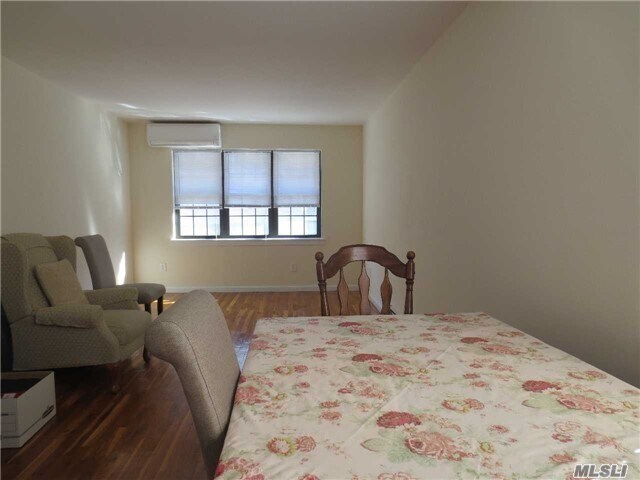 Foto del edificio - 69-18 242nd St