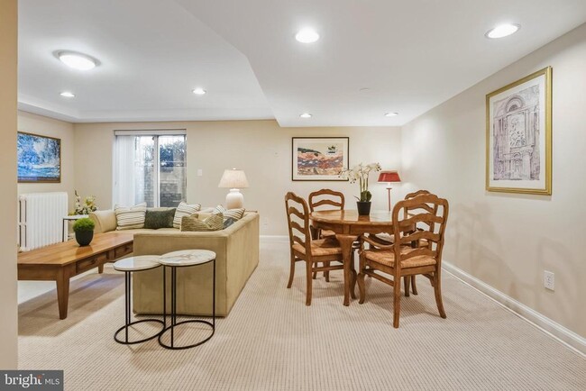 Foto del edificio - 2619 Woodley Pl NW