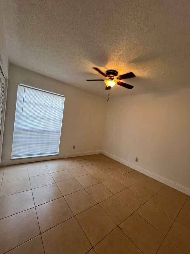 Building Photo - Beautiful 2 Bedroom 1 Bathroom condo in Al...