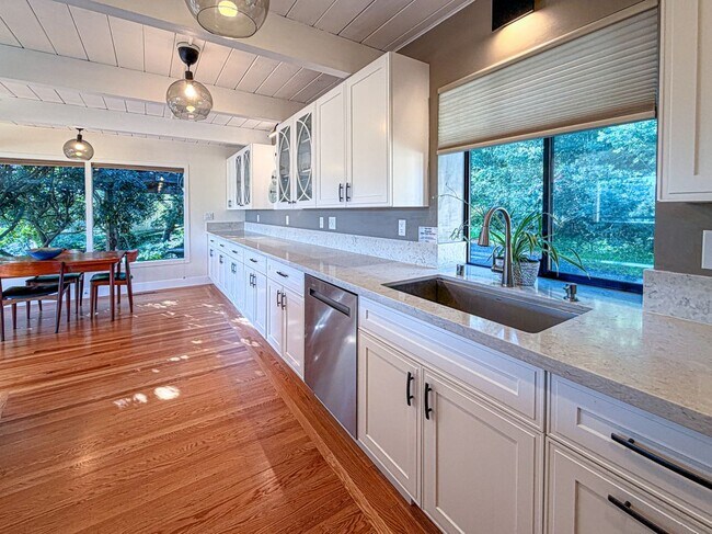 Foto del edificio - 1560 Ronne Dr