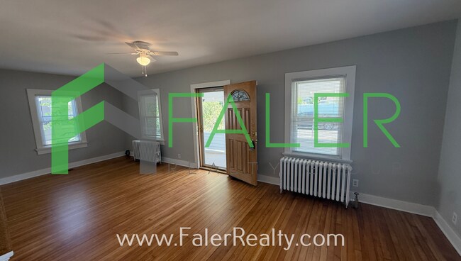Foto del edificio - Spacious Belmont Home with Garage and Fenc...