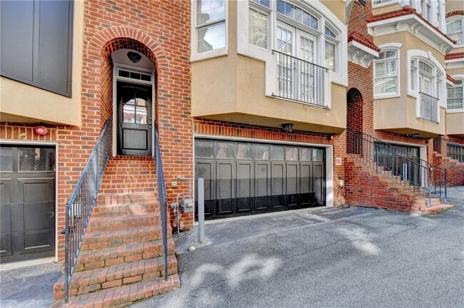 Building Photo - 813 Clifton Heights Ln NE