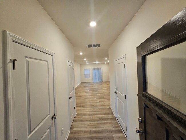 Foto del edificio - Like New Townhome in North Charlotte!!