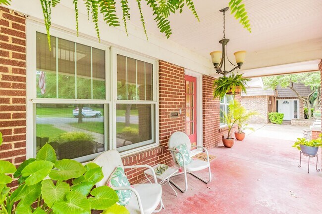 Foto del edificio - PRETTY, UPDATED AND CHARMING ARLINGTON HEI...